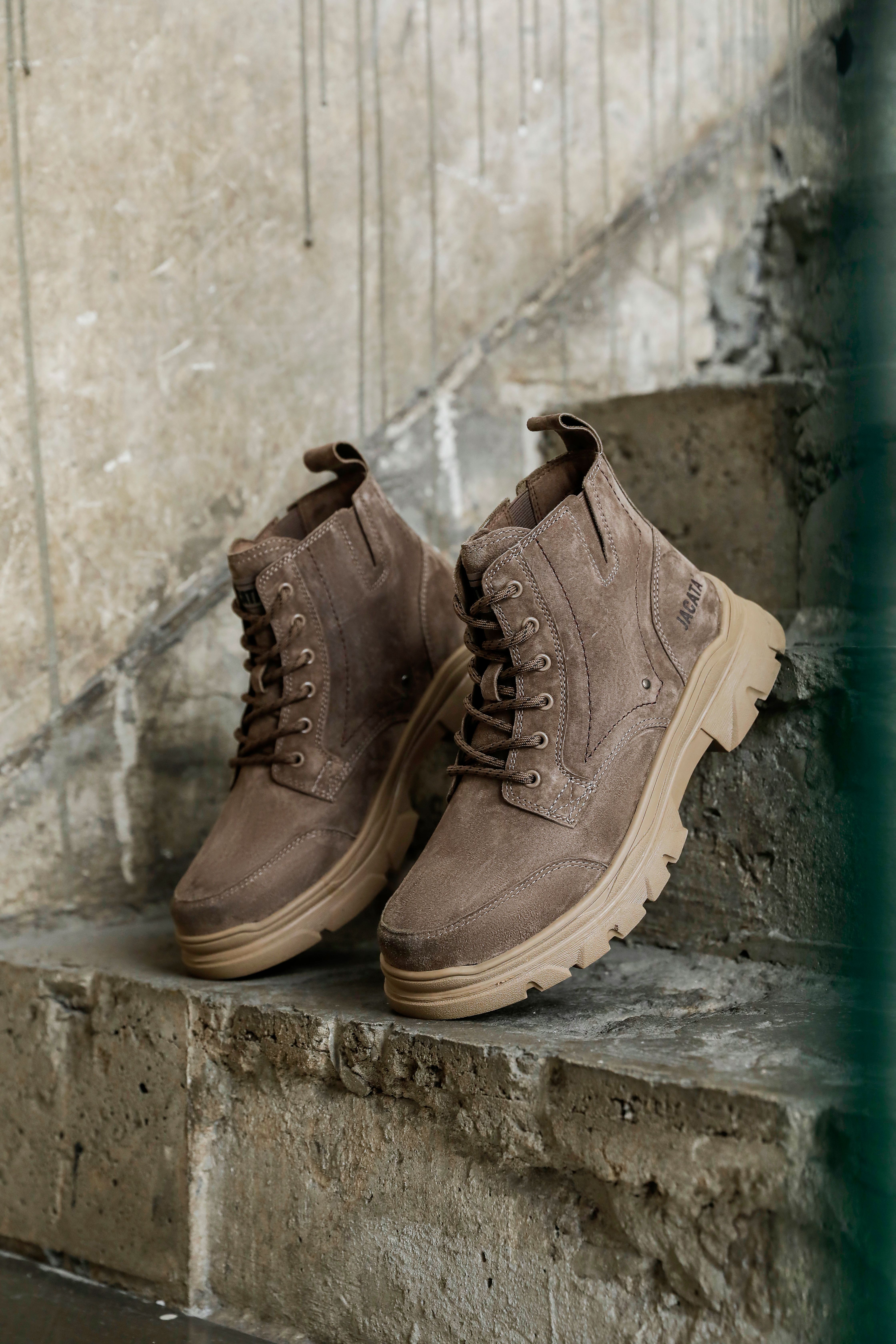 Botas De Cuero Marrón Resistente Sobre Escaleras De Hormigón · Foto de ...