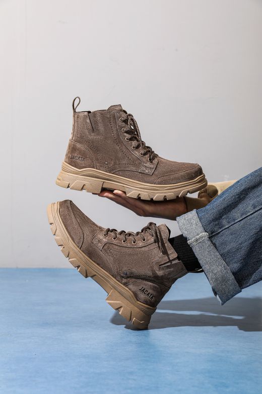 Brown suede ankle boots &mdash; photo by 丹 师 on Pexels