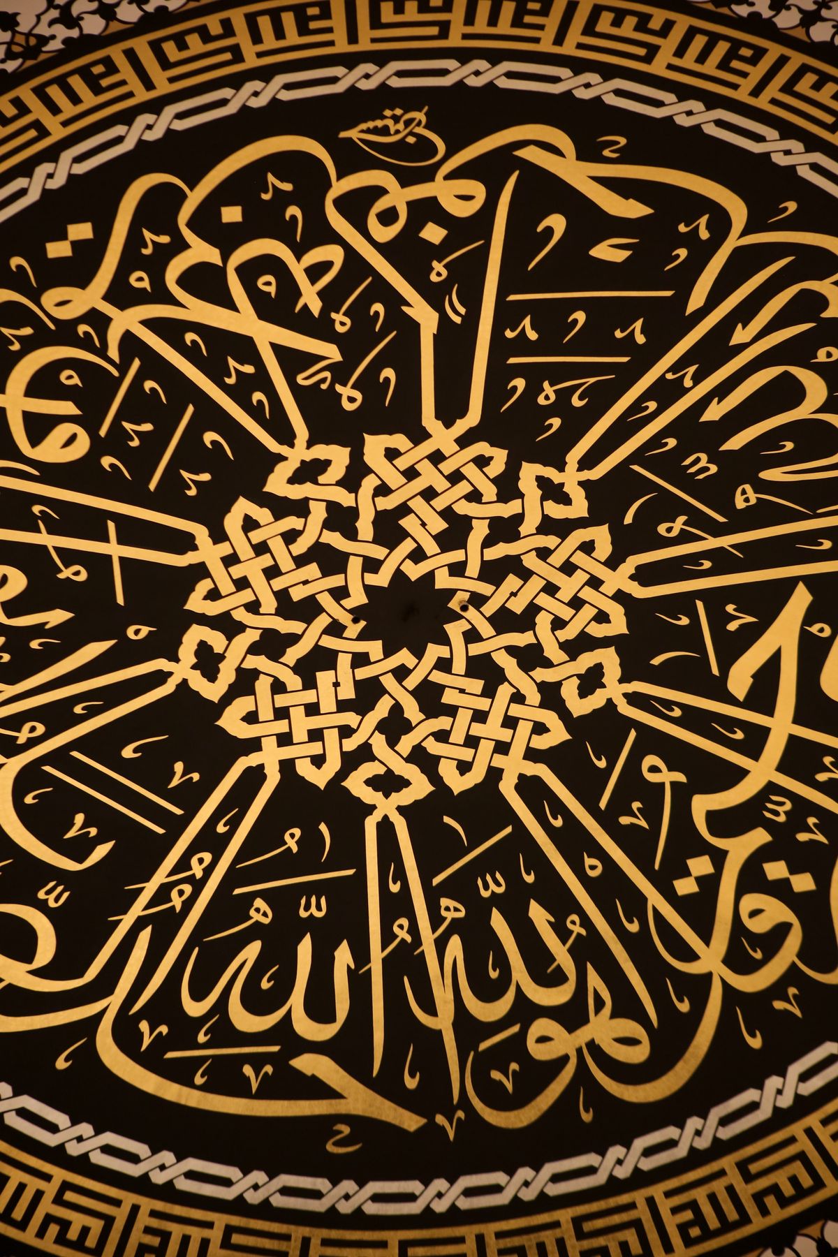 Yaprak Oyma: The Ottoman Art of Carving Calligraphy Into a Living Leaf