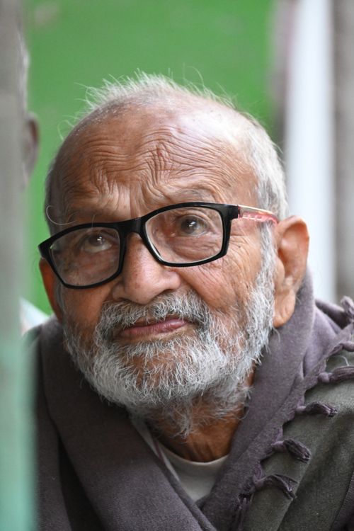 Free Close-up portrait of an elderly man with glasses in Kolkata, India, reflecting deep thought. Stock Photo