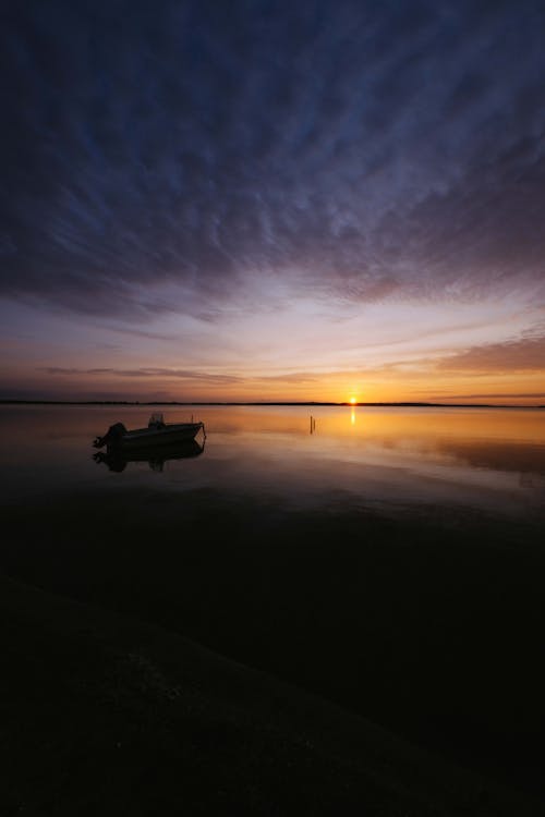 Barco Na água Em Fotografia De Silhueta