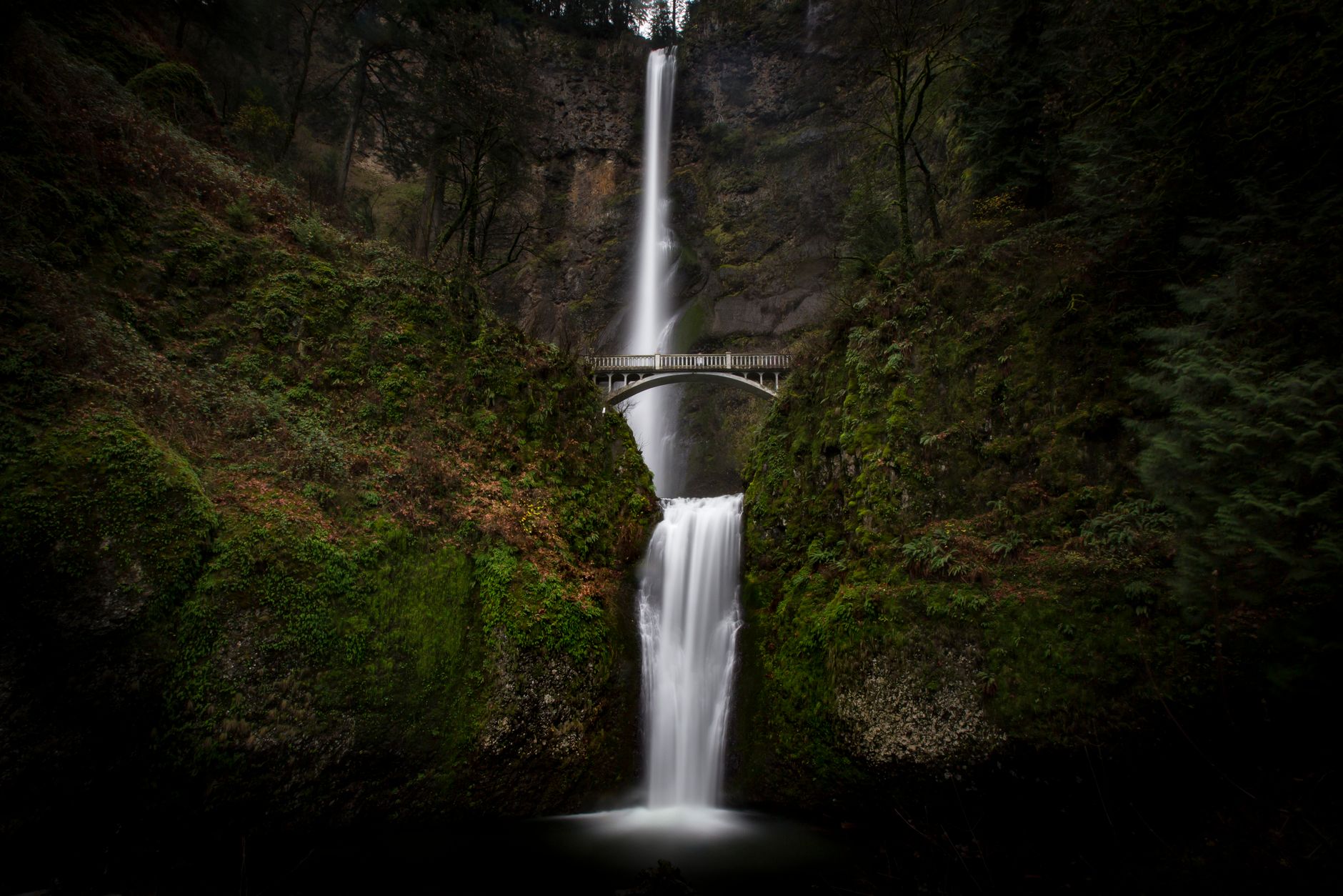 https://www.pexels.com/photo/scenic-view-of-multnomah-falls-and-bridge-30274210/