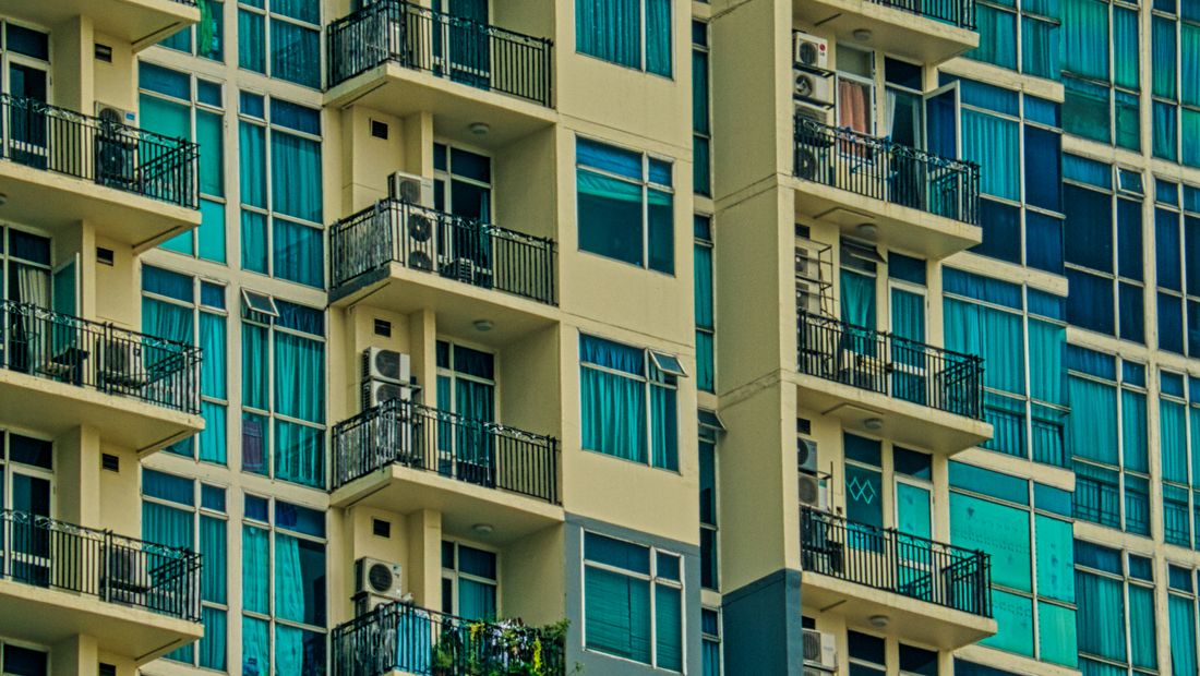 Façade d’un immeuble résidentiel avec balcons colorés