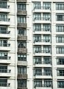 印度尼西亚雅加达一栋现代公寓楼的详细视图，该公寓楼带有阳台
