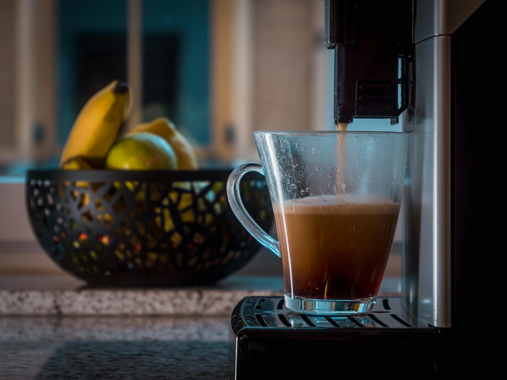 https://www.pexels.com/photo/coffee-brewing-in-kitchen-with-fruit-bowl-30276385/