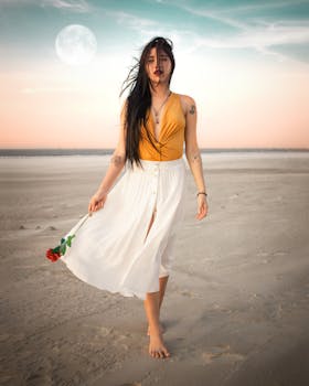 一位长发优雅的女人，在满月下的沙滩上捧着一朵玫瑰