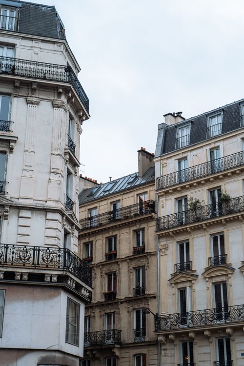 Free Elegant Haussmann-style buildings in Paris, showcasing classic French architectural charm. Stock Photo