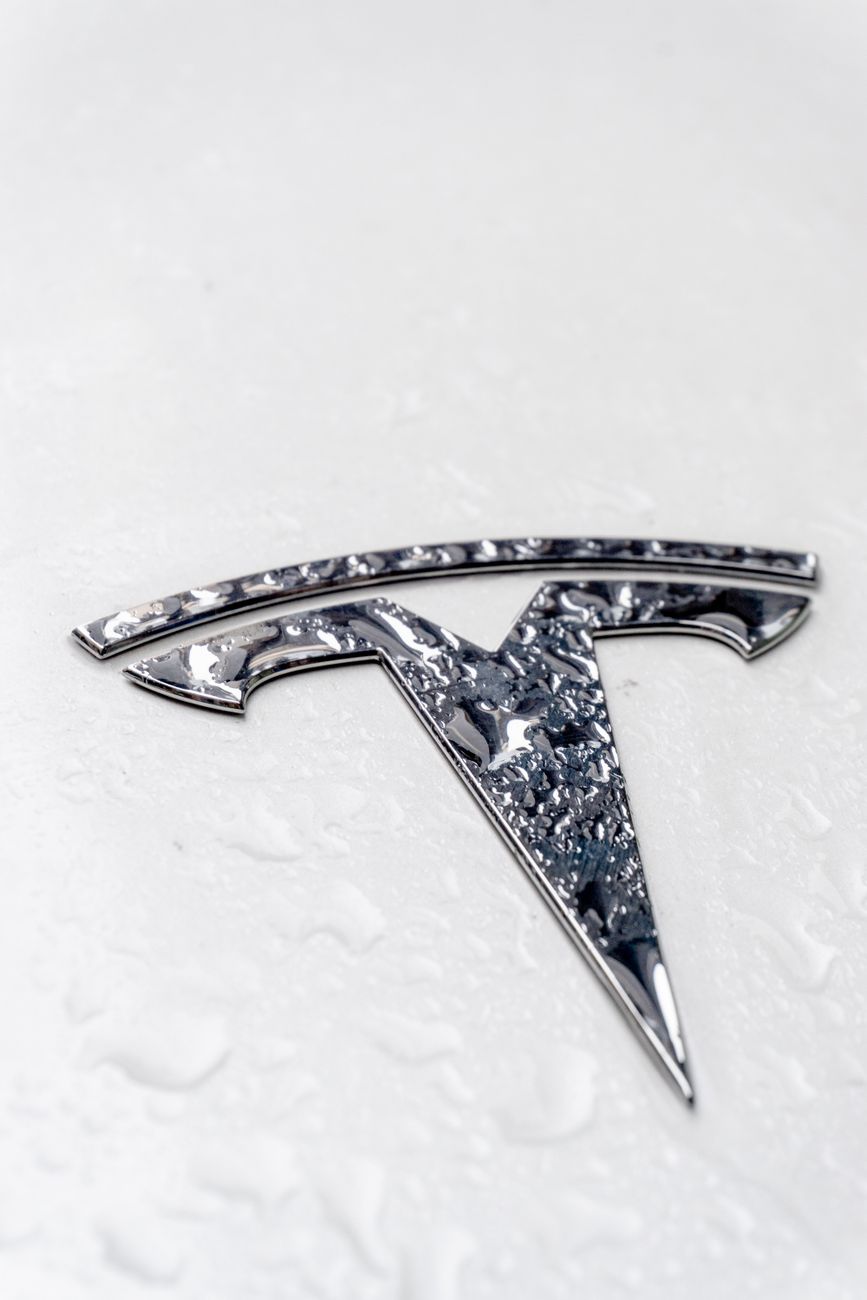 Tesla vrazilo do kaviarne v Simi Valley: Jeden mŕtvy, piati zranení