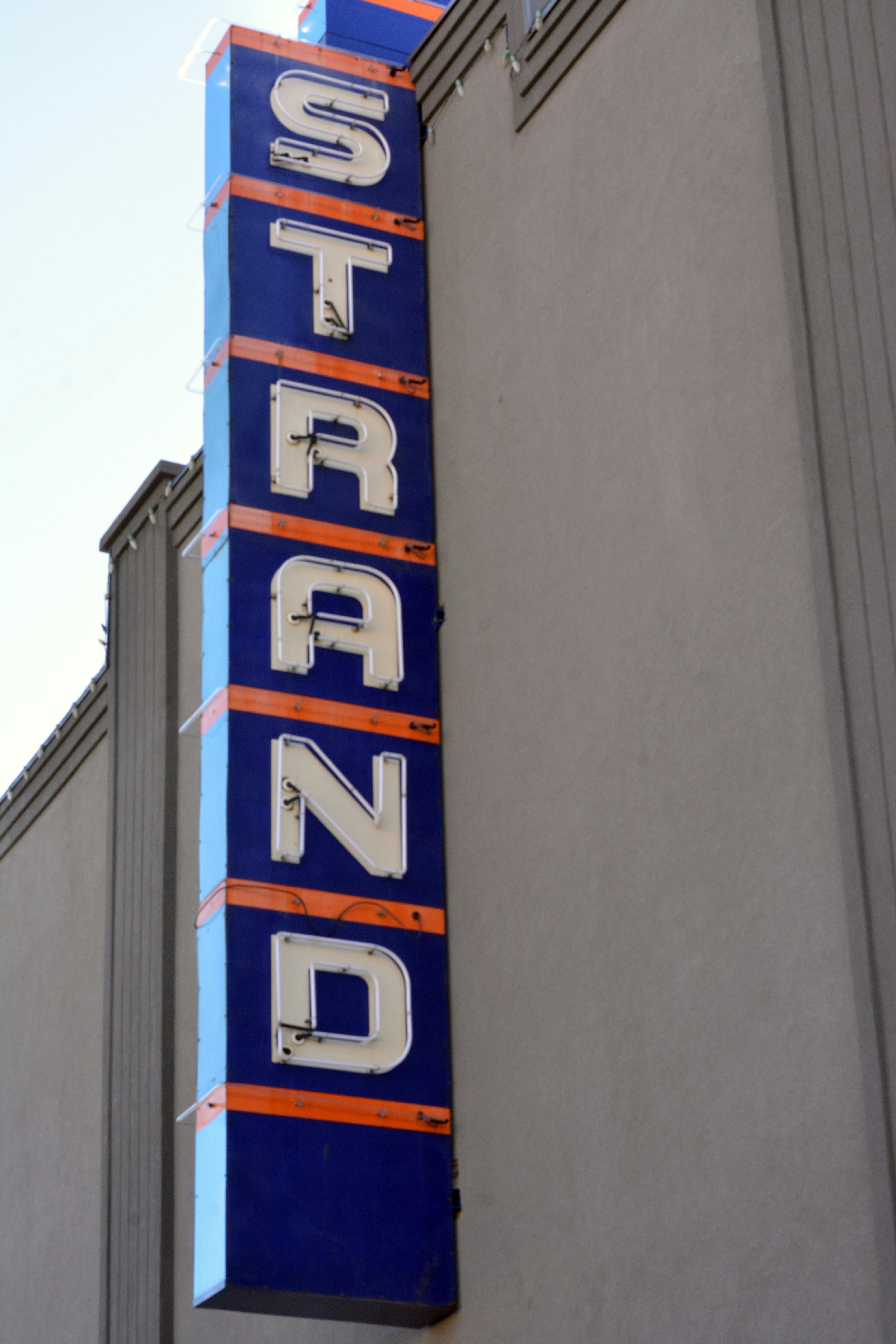 Gratis Et vintage Strand Theatre neonskilt mod en klar himmel i Henderson, Texas, USA. Lagerfoto