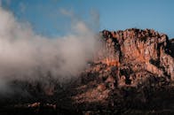 黄昏时，落基山地层笼罩在雾云中的迷人景色