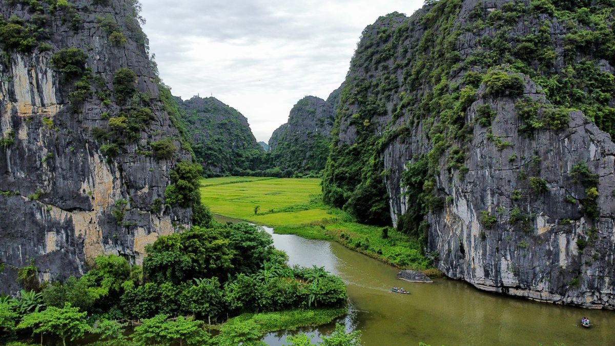 Du lịch Ninh Bình cùng gia đình có trẻ nhỏ - non nước Hoa Lư nhìn từ trên cao