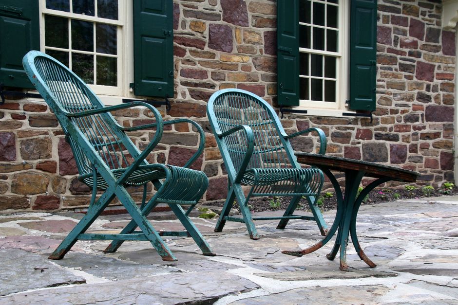Vintage terras met kleurrijke gerecyclede potten. Vintage terras met kleurrijke gerecyclede potten.