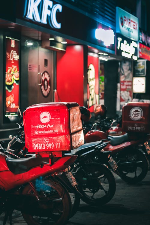 Free Photo of Motorcycles Parked Near Fast Food Restaurants Stock Photo