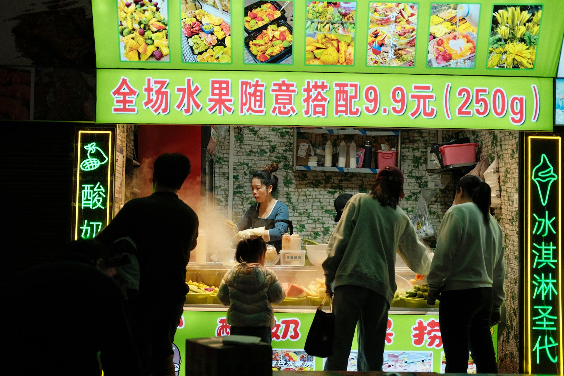https://www.pexels.com/photo/vibrant-fruit-stall-at-night-market-scene-30281352/