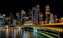 新加坡的城市景观令人惊叹，充满活力的摩天大楼、明亮的桥梁与夜间河流的倒影交相辉映