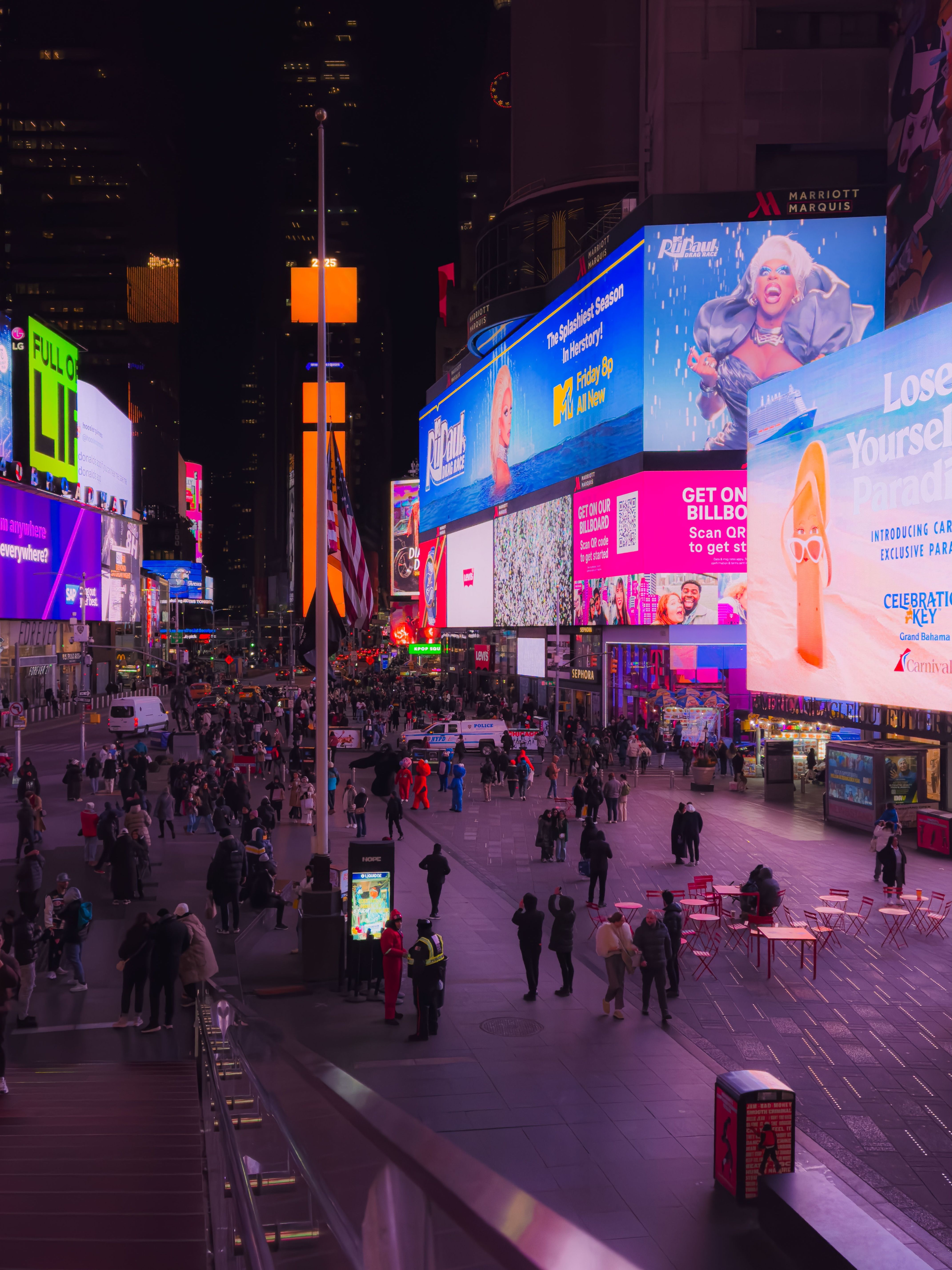 Lumières néon vives et foules animées à Times Square, New York, États-Unis, la nuit.