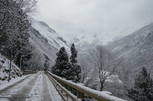 Snow-covered mountain road, photo by 征宇 郑 on Pexels