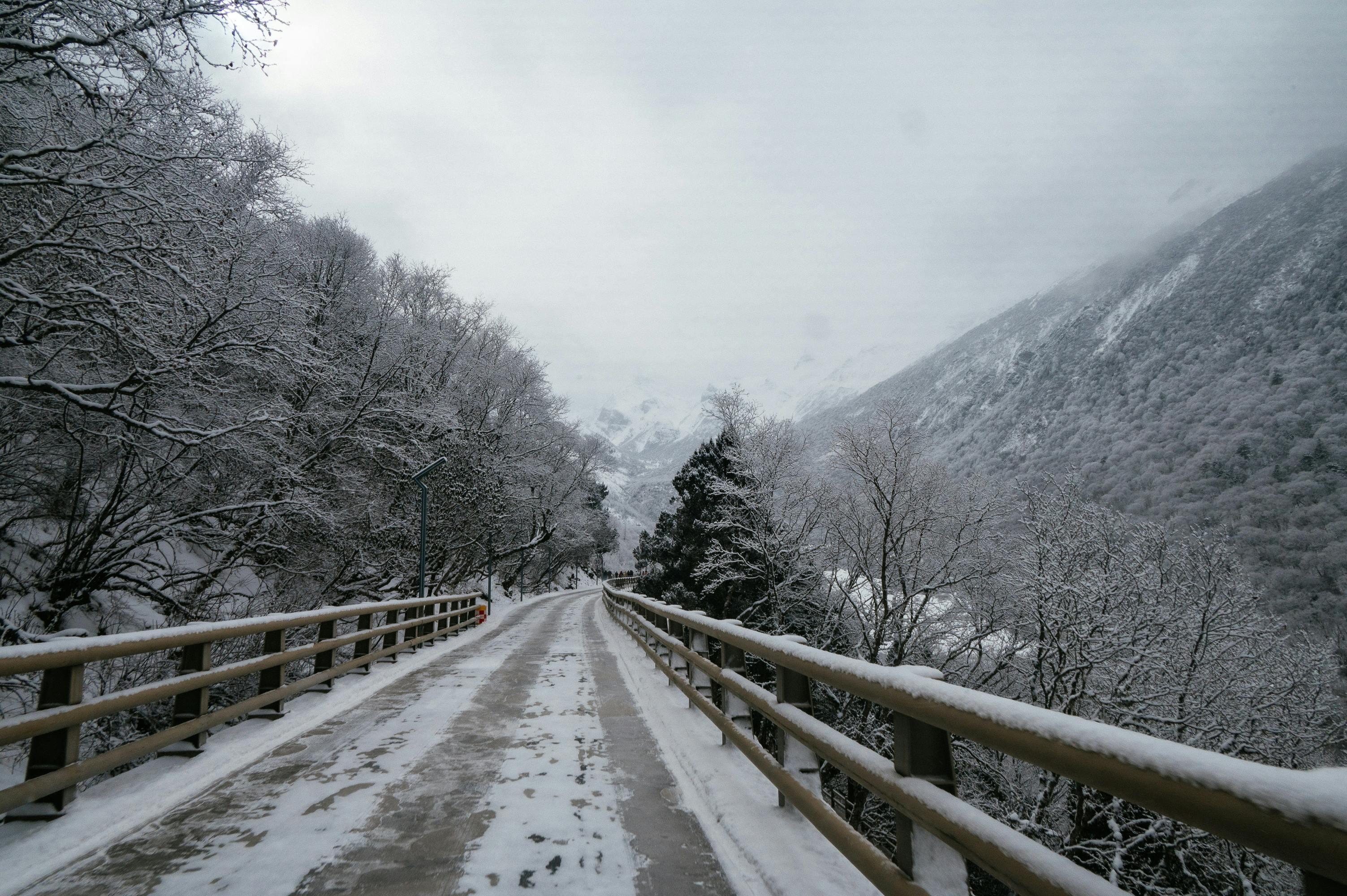 Tá poriadna zima ešte napriek všetkému nezačala. Ponúkame preto pár tipov, ako sa pripraviť na bezpečnú jazdu – od pneumatík až po snehové reťaze.