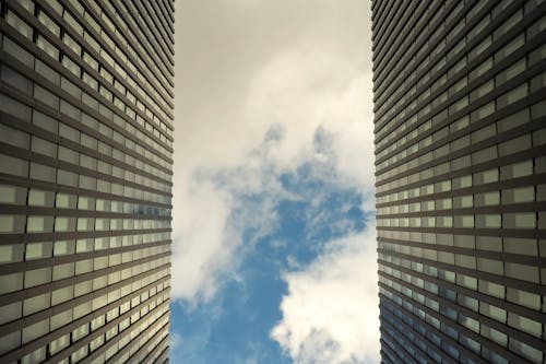 免费 多云的天空下建筑物的蠕虫视角摄影 素材图片