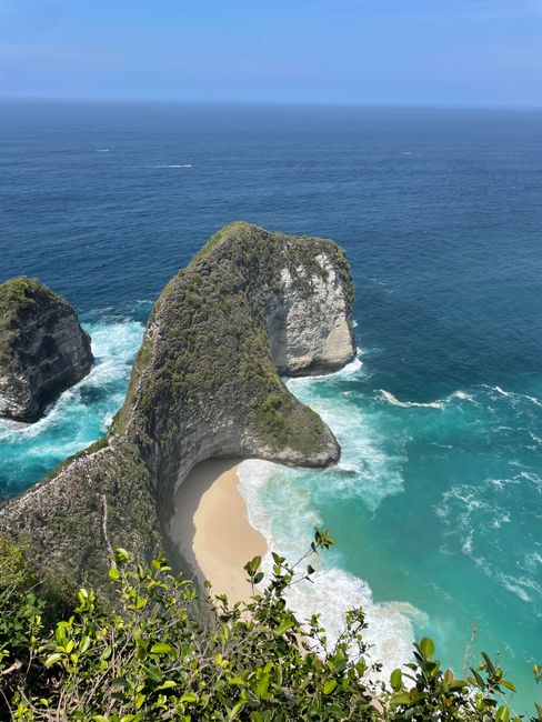 A breathtaking aerial view of Kelingking Beach in Bali, Indonesia, showcasing turquoise waters and dramatic cliffs.