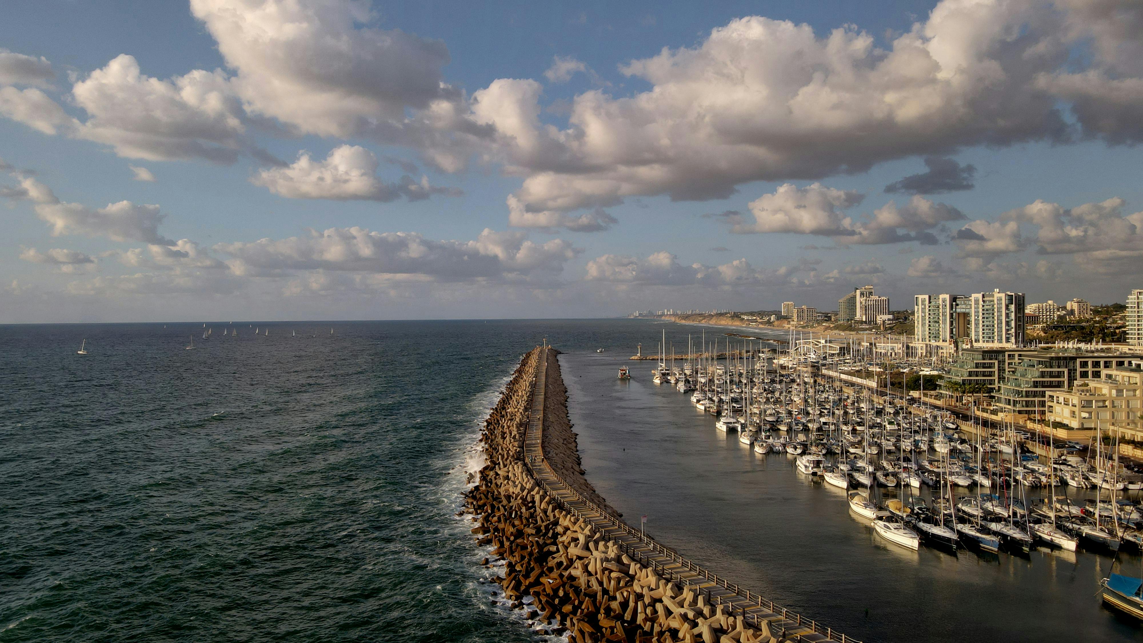 Akdeniz kıyısında Tel Aviv limanı