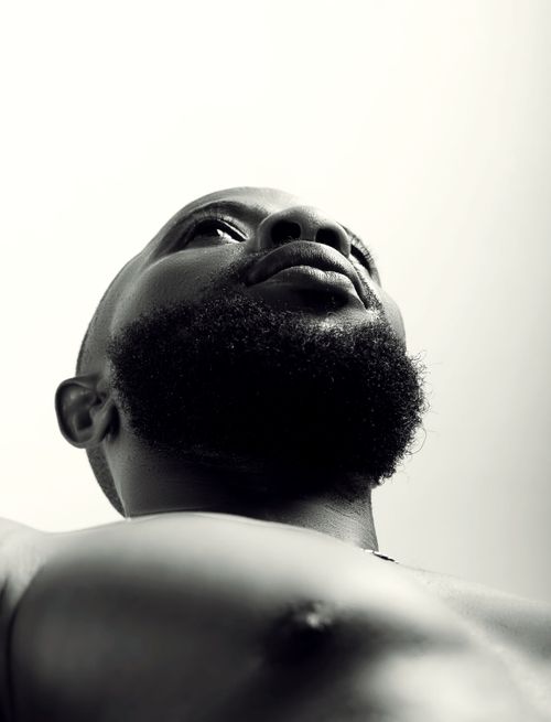 Free Close-up black and white portrait of a bearded man looking upwards, emphasizing strength and contemplation. Stock Photo