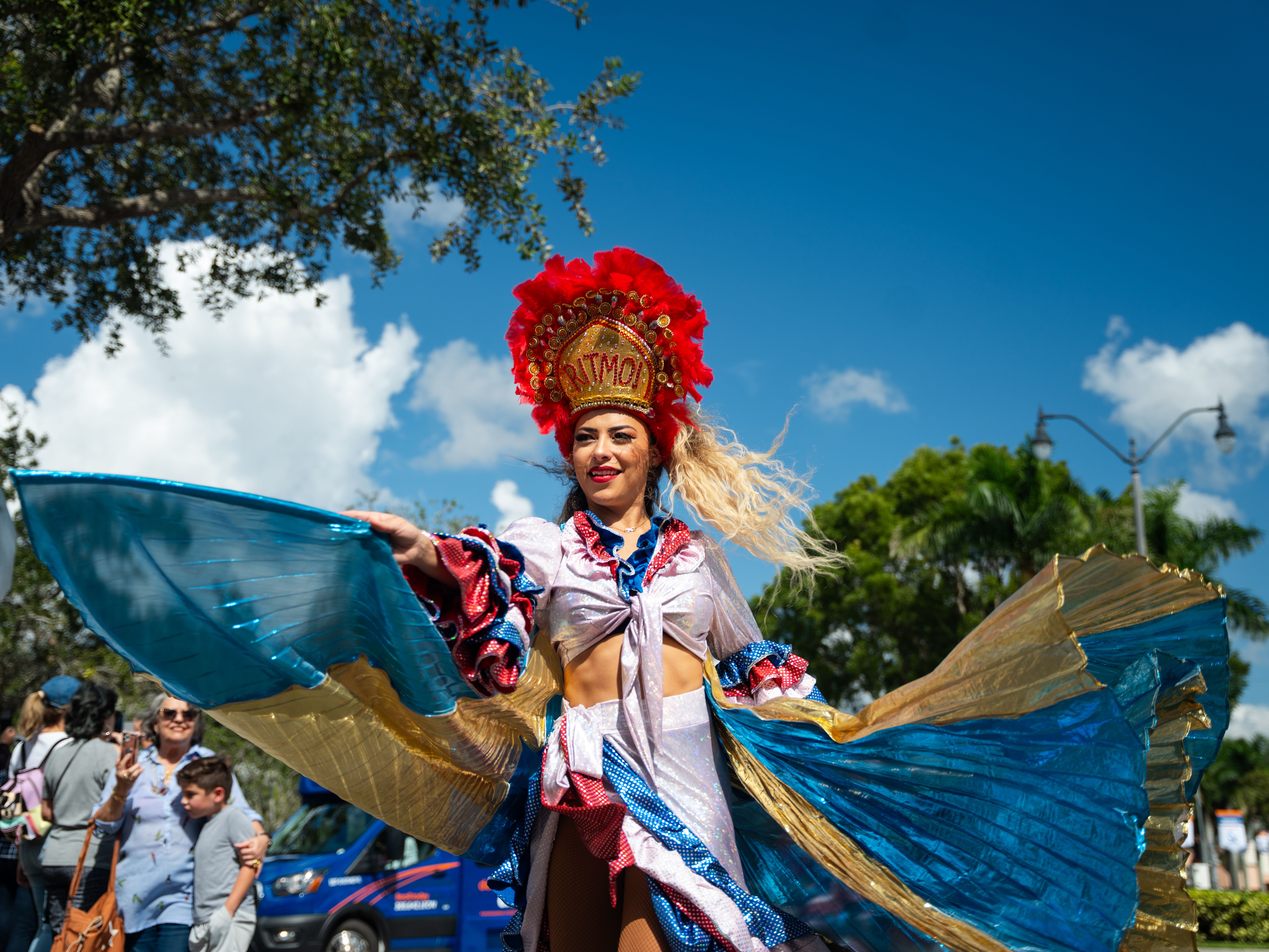 Miami 거리 페스티벌 + 댄서 + 의상 — Calle Ocho Festival 3월 둘째 일요일 + 100만 명 + 세계 최대 라틴 페스티벌