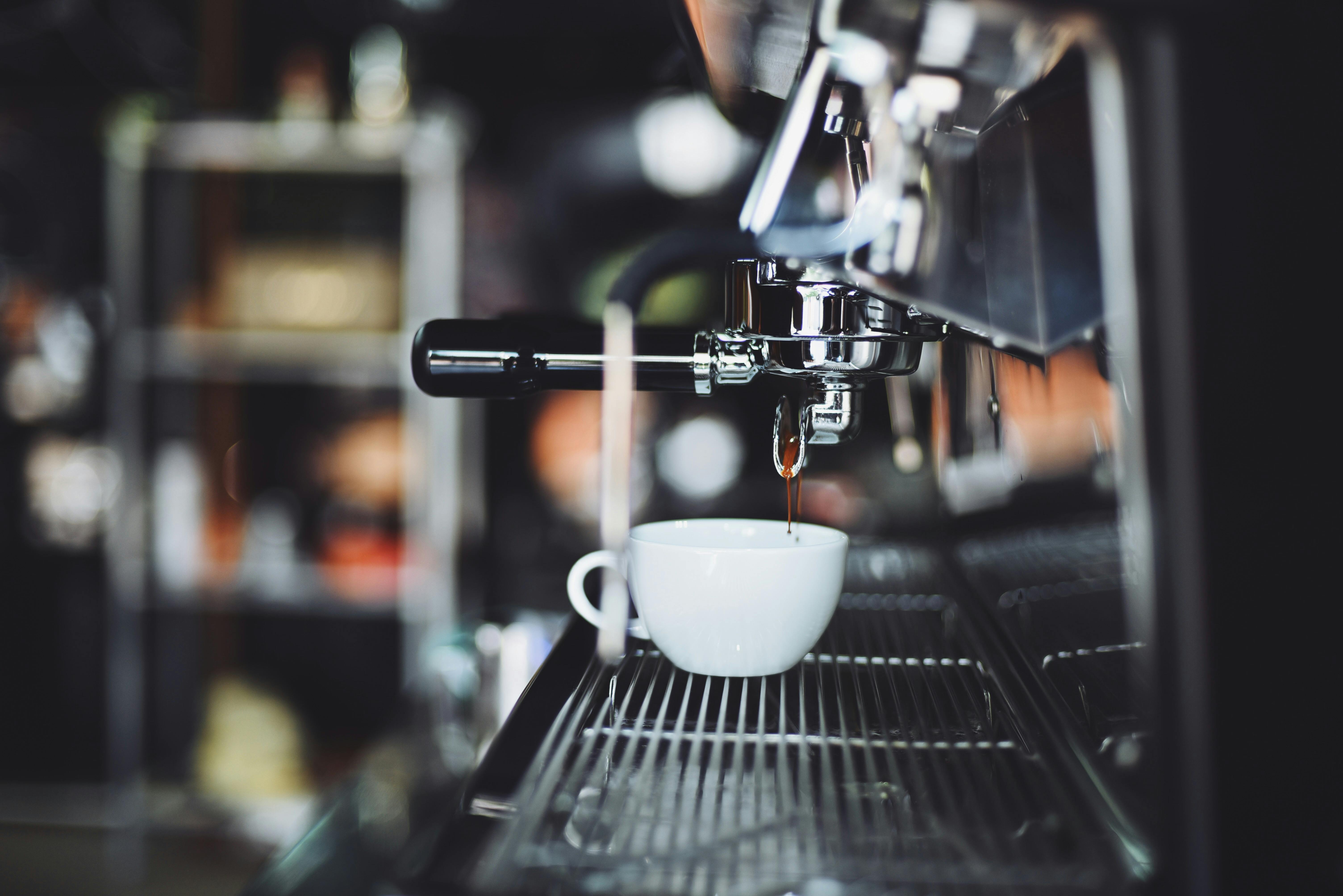 Hacer café con cafetera espresso: fotografía de stock © Afotoeu