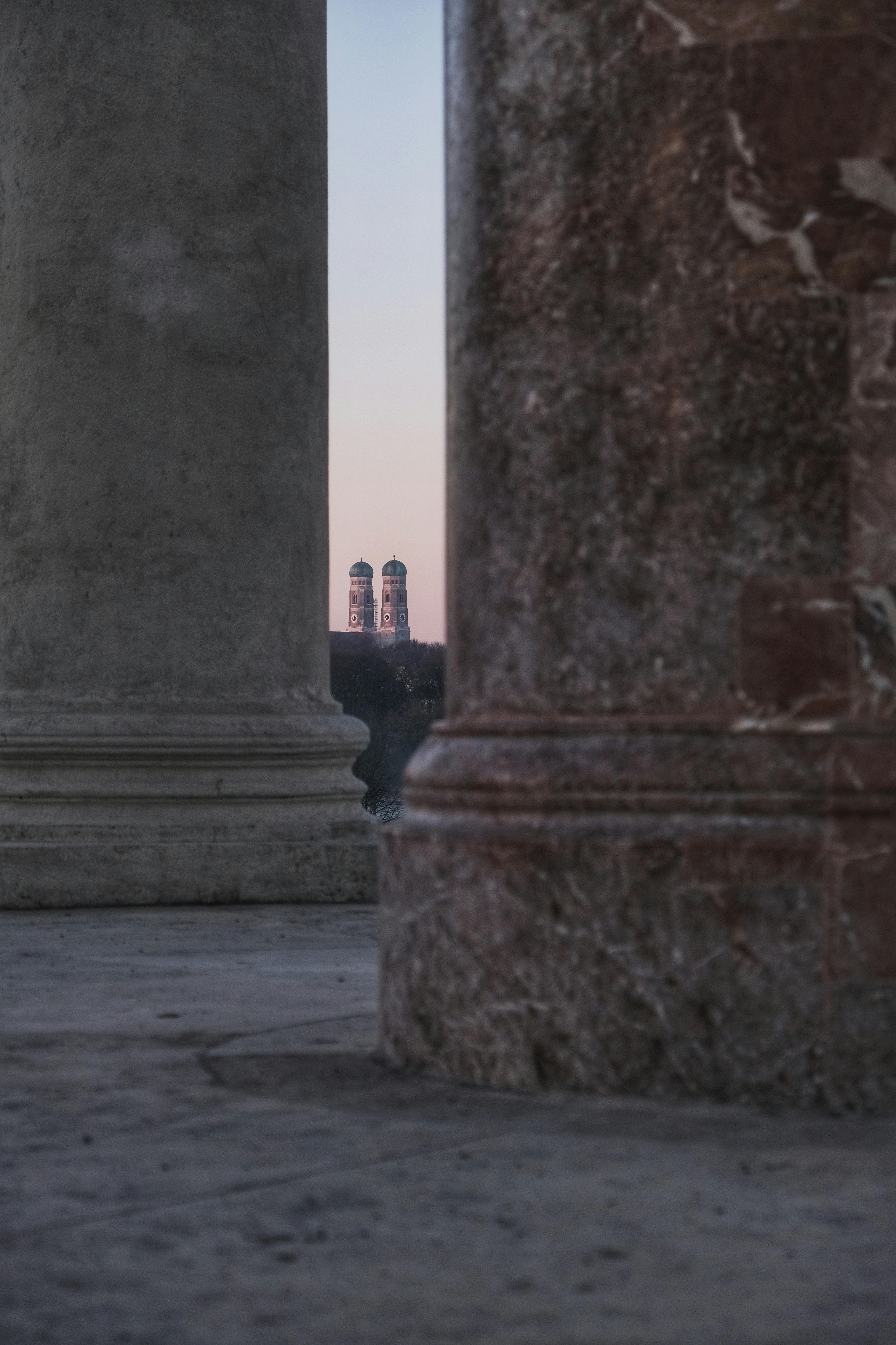 무료 황혼 무렵, 고전적인 석조 건축물에 둘러싸인 도시의 스카이라인이 극적인 도시 풍경을 만들어냅니다. 스톡 사진