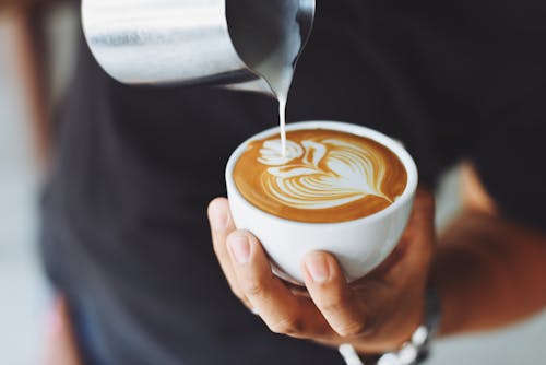 Persona Che Esegue Arte Del Caffè