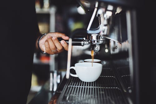 Nahaufnahme Der Hand, Die Kaffeemaschine Hält