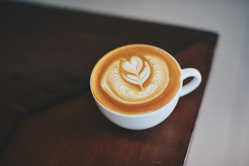 無料 白いセラミックマグのコーヒーアート 写真素材