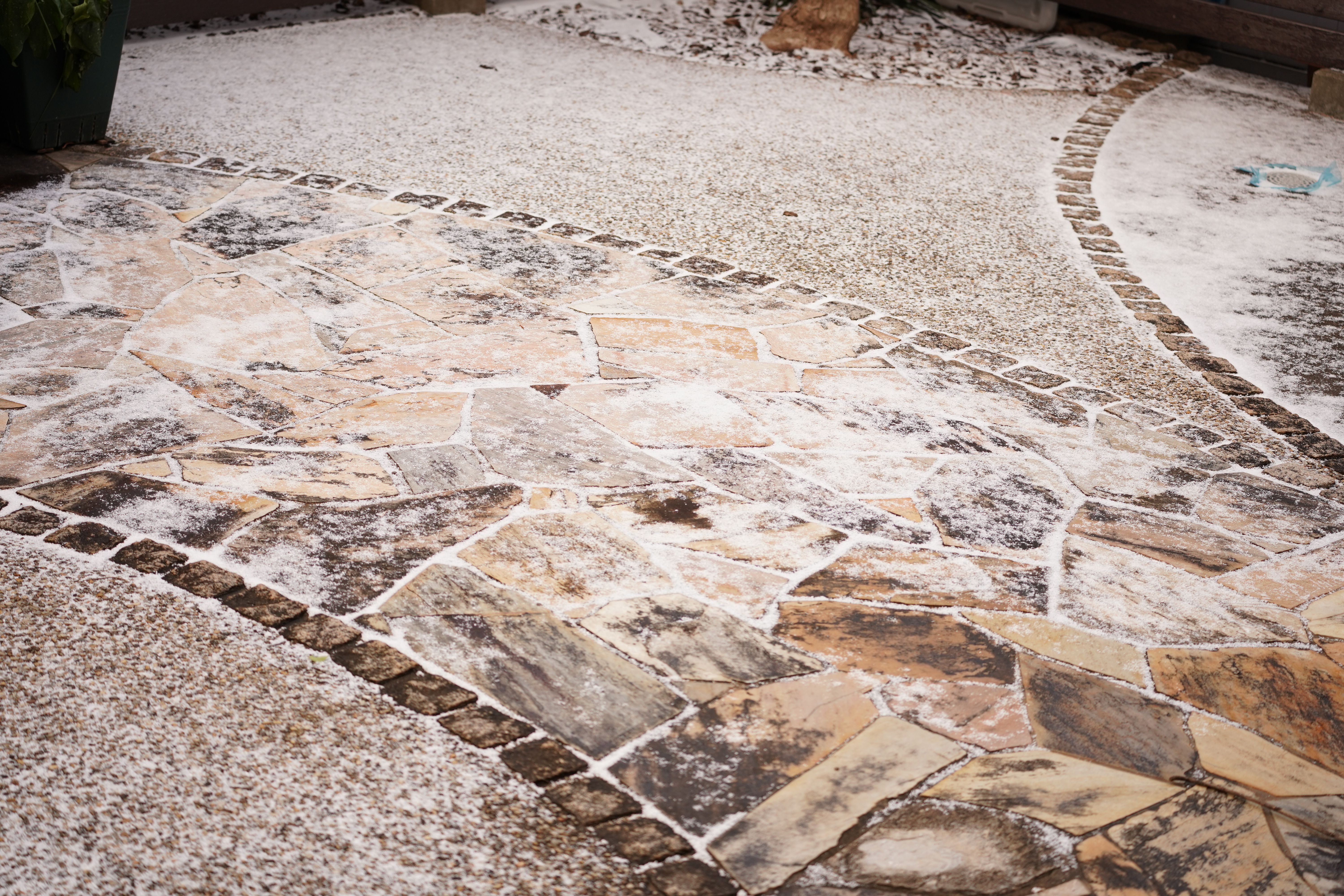 Gratis Patio In Pietra Ricoperto Di Neve Con Design Intricato Foto a disposizione