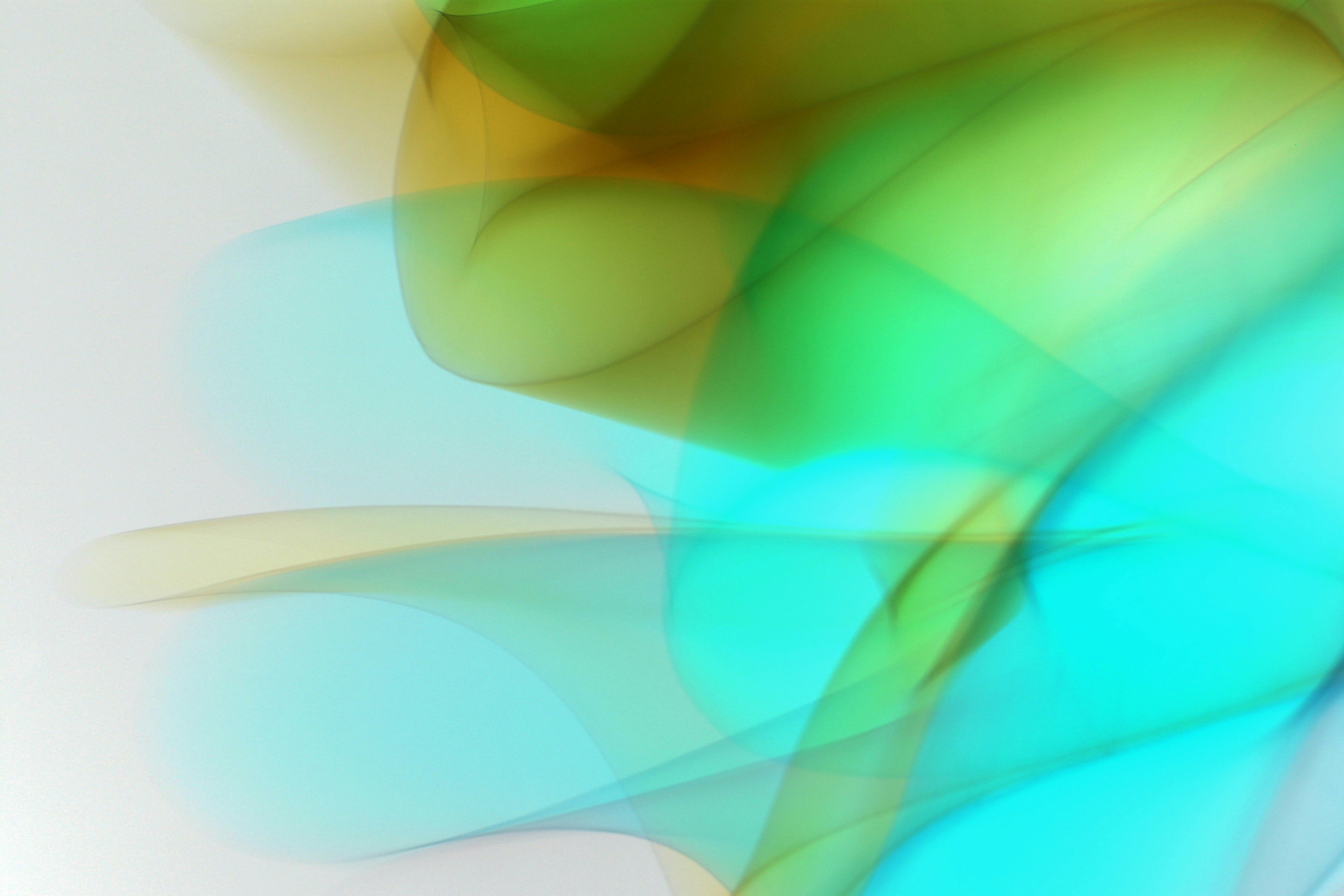 Gratis Seni abstrak yang hidup dengan gelombang hijau dan biru yang mengalir pada latar belakang putih. Foto Stok