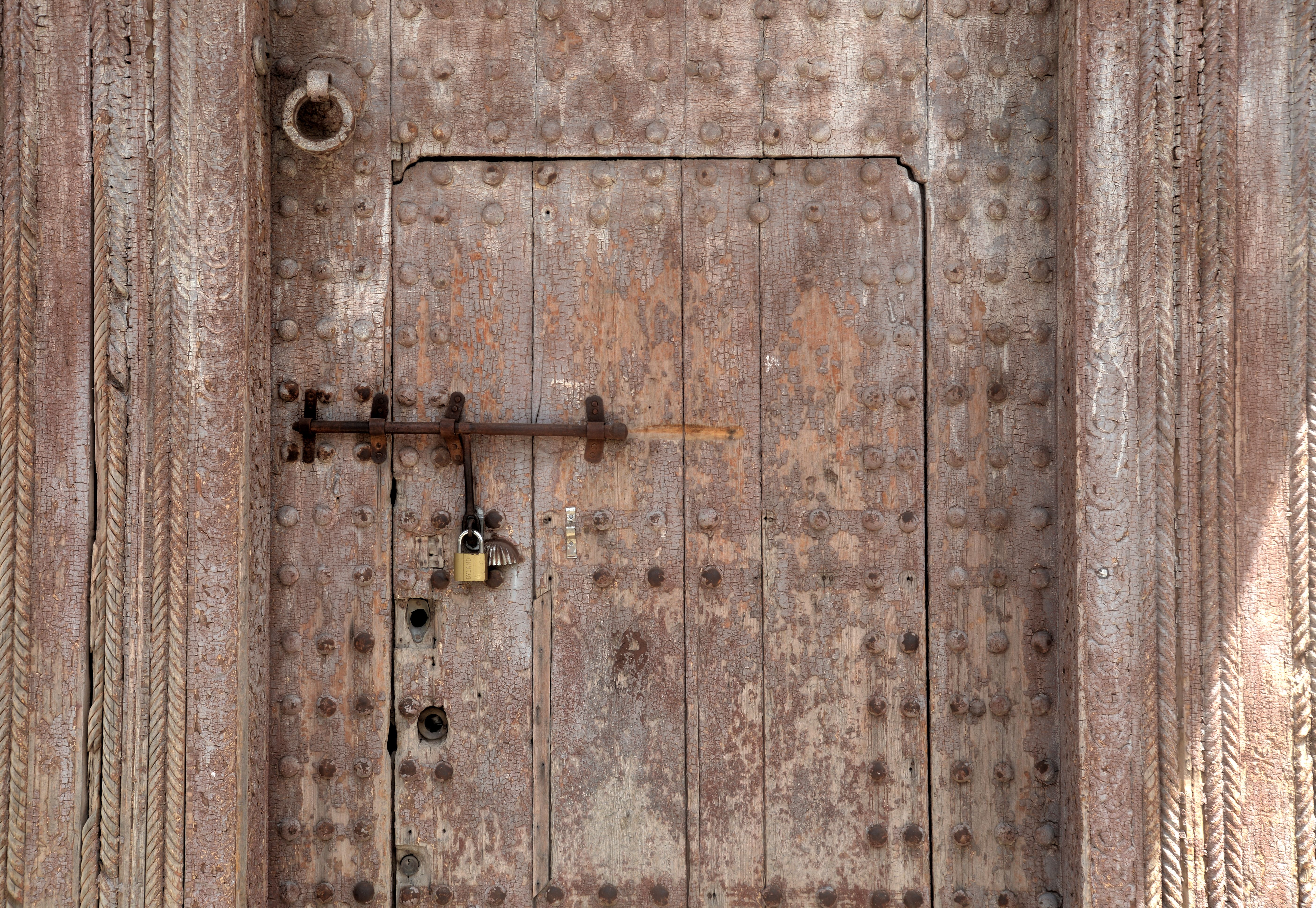 Portes anciennes : entrées narratives à prix doux