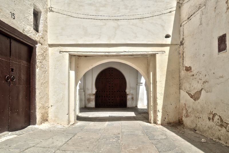 Sunlit historic archway in an old medina street — photo by Moussa Idrissi on Pexels