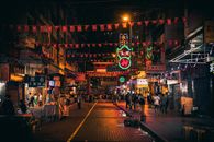 探索香港热闹的夜生活，霓虹灯与充满活力的城市生活照亮了熙熙攘攘的街道