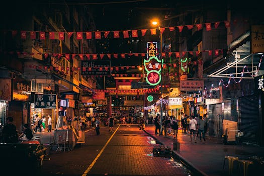 探索香港热闹的夜生活，霓虹灯与充满活力的城市生活照亮了熙熙攘攘的街道