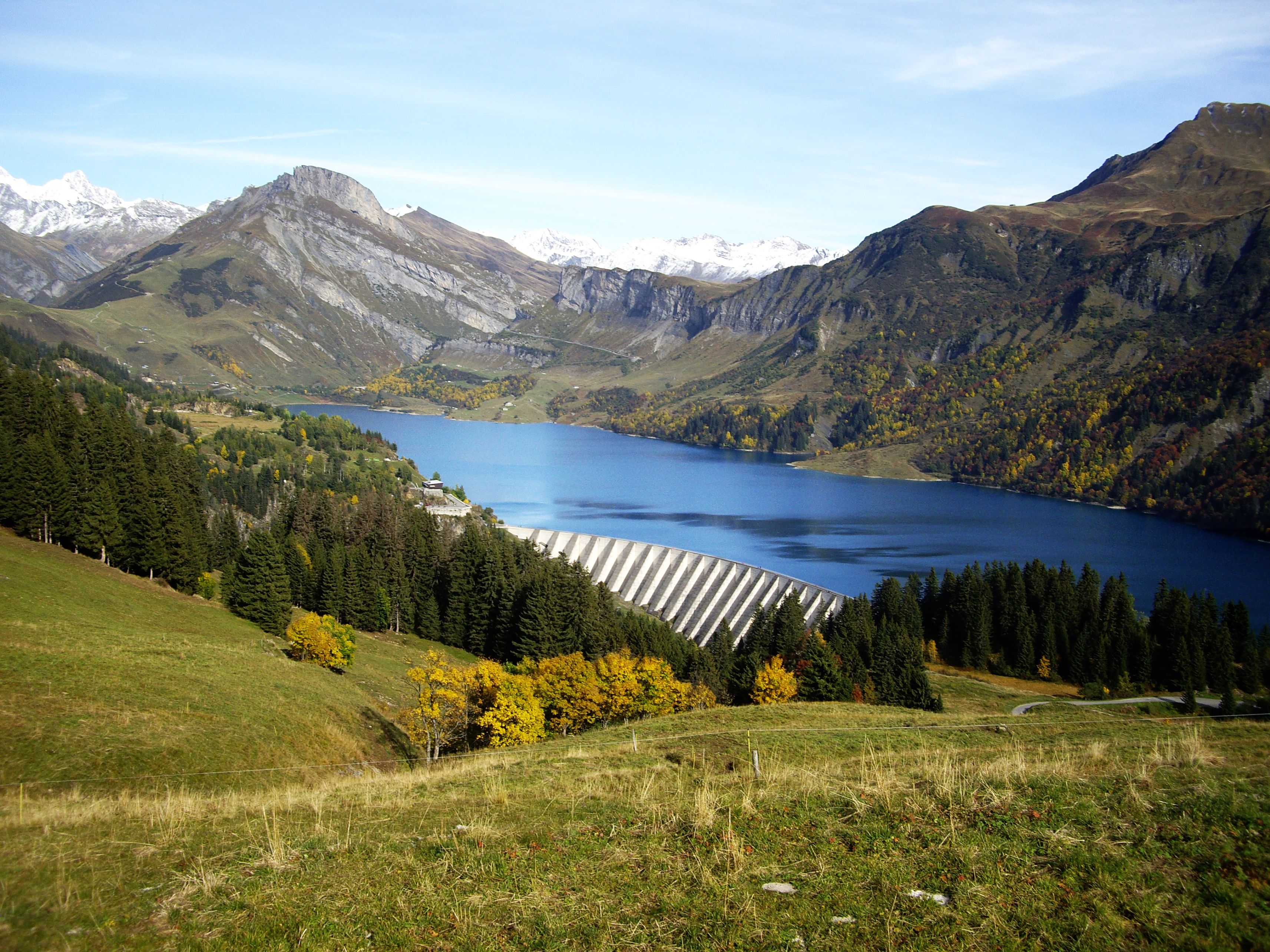 Scenic Mountain Lake with Vibrant Autumn Foliage · Free Stock Photo