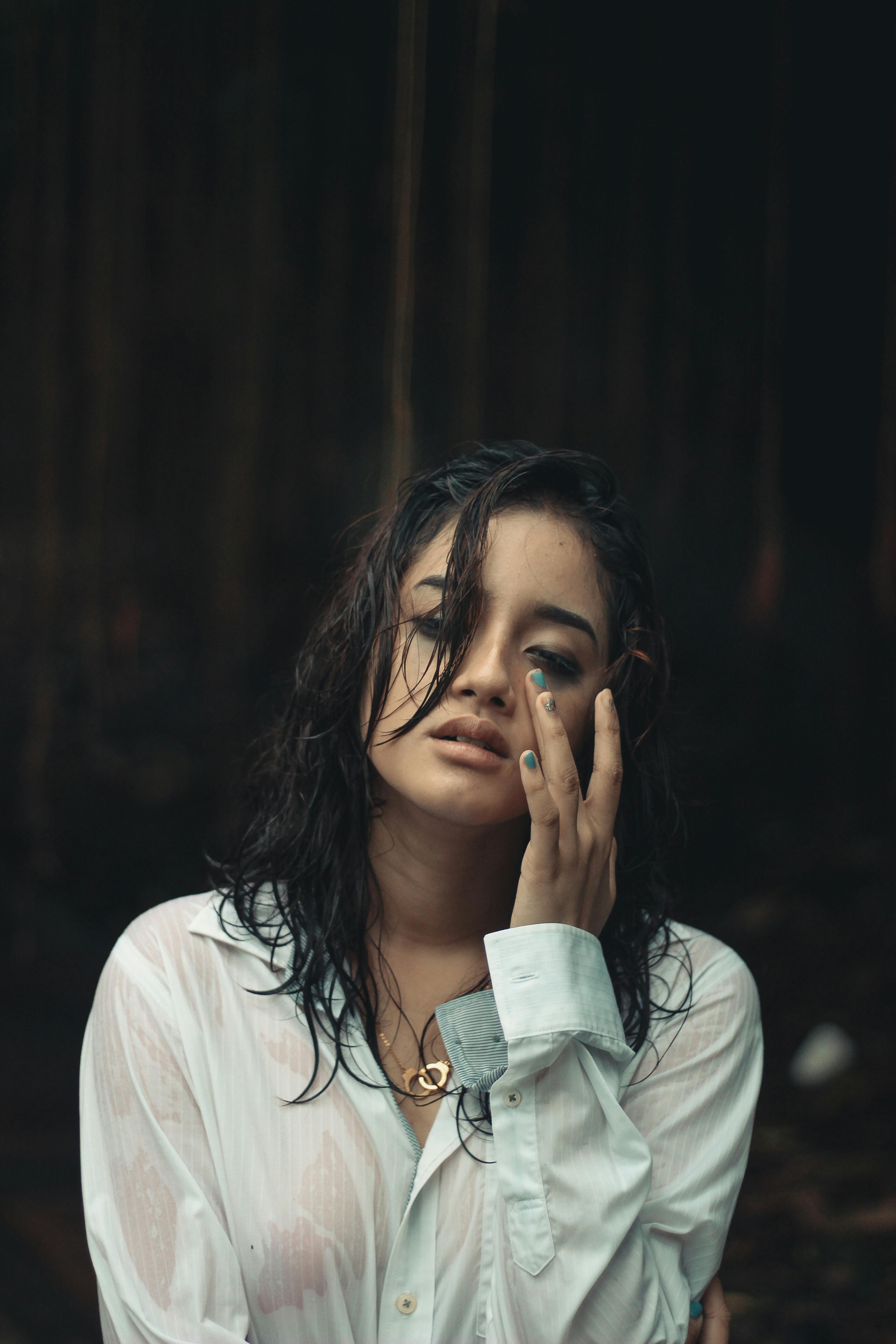 一位女子湿发湿衫的戏剧性肖像，唤起一种忧郁之感