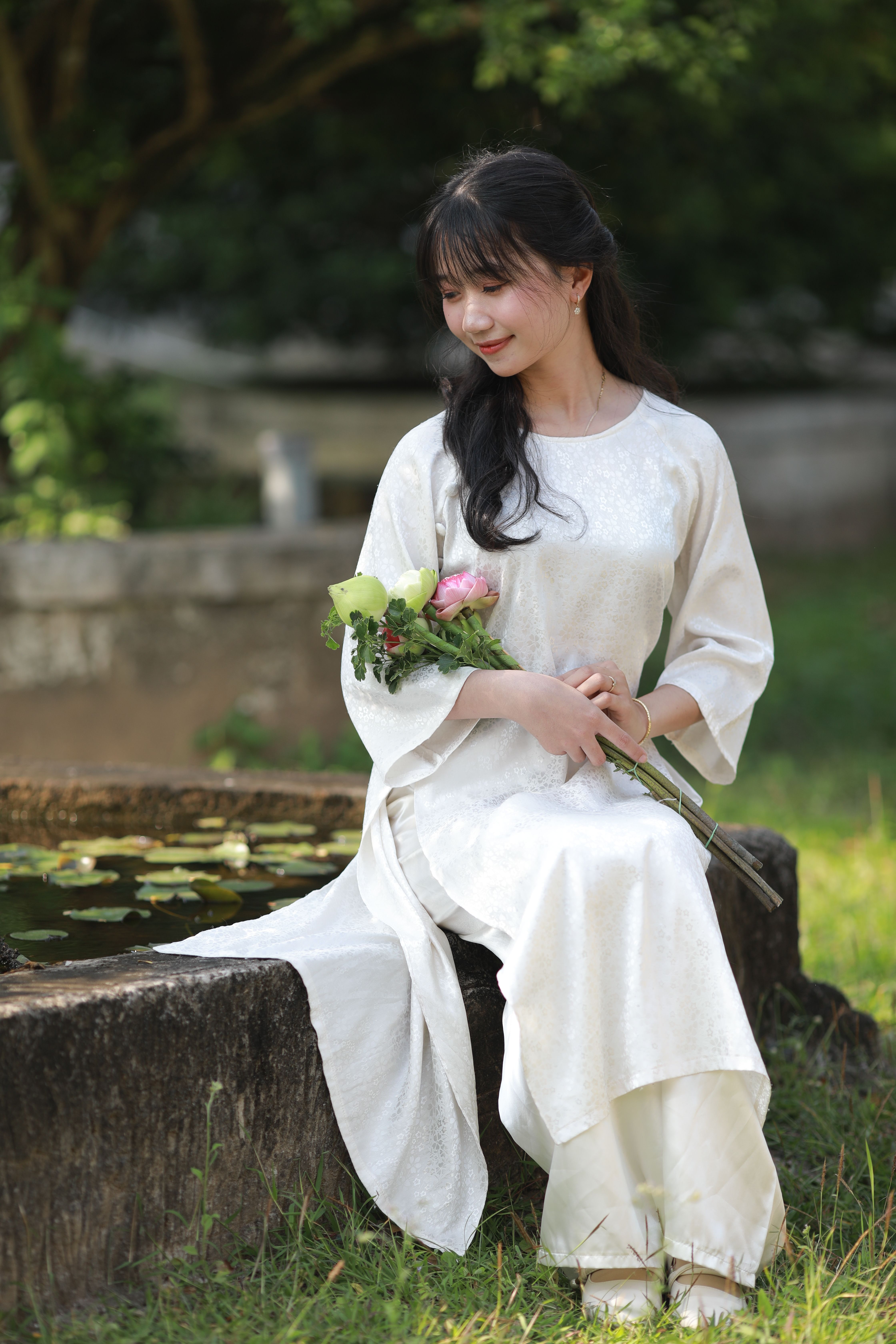 Young Woman in White Dress with Bouquet by Pond · Free Stock Photo
