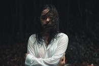 森林中一位湿发女人的肖像，喜怒无常，表达着孤独与内省