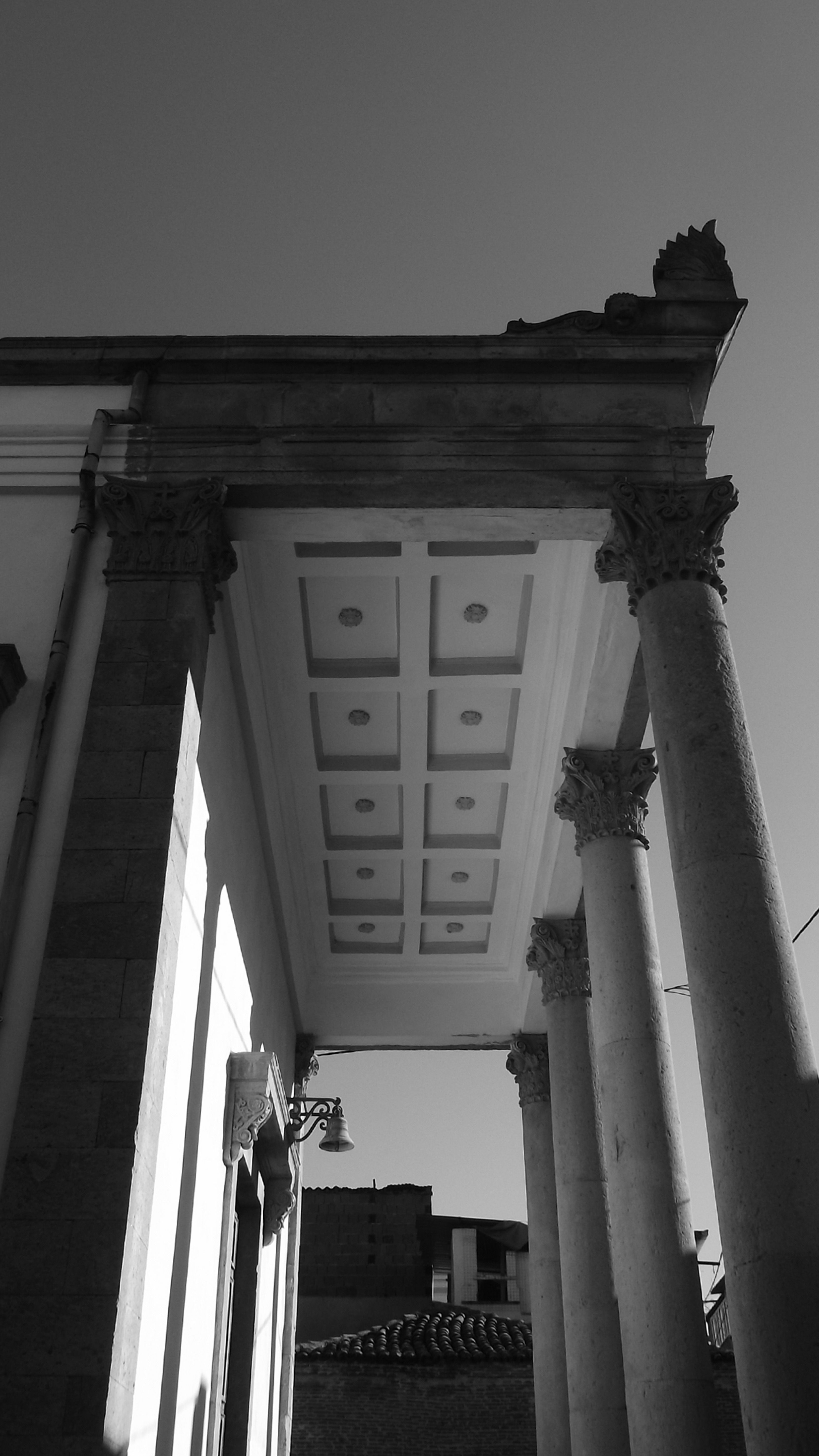 De franc Vista monocroma dels pilars arquitectònics clàssics d'Ayvalık, que mostren un disseny del segle XIX. Foto d'estoc