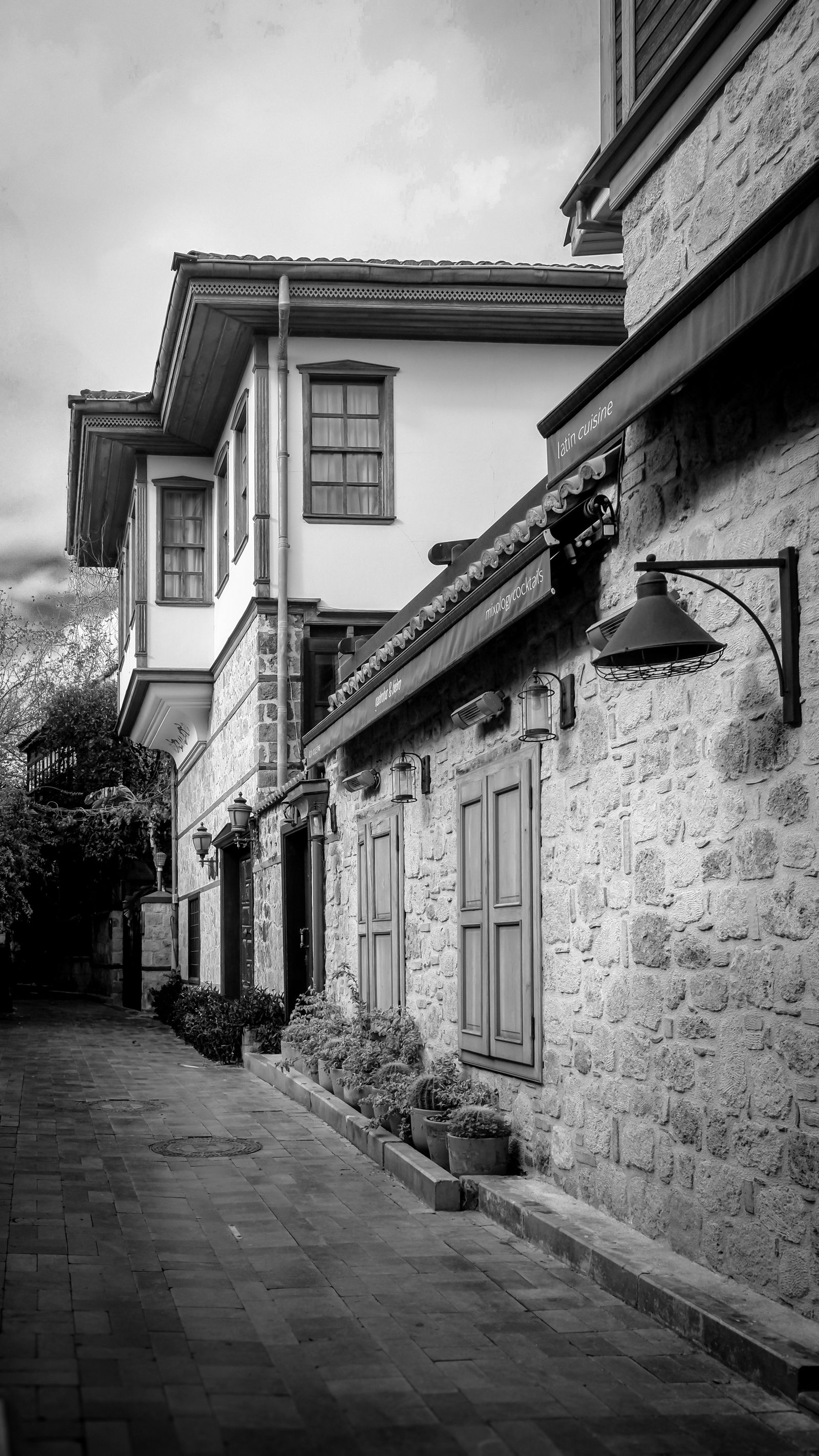 Charming Narrow Alleyway in Black and White · Free Stock Photo
