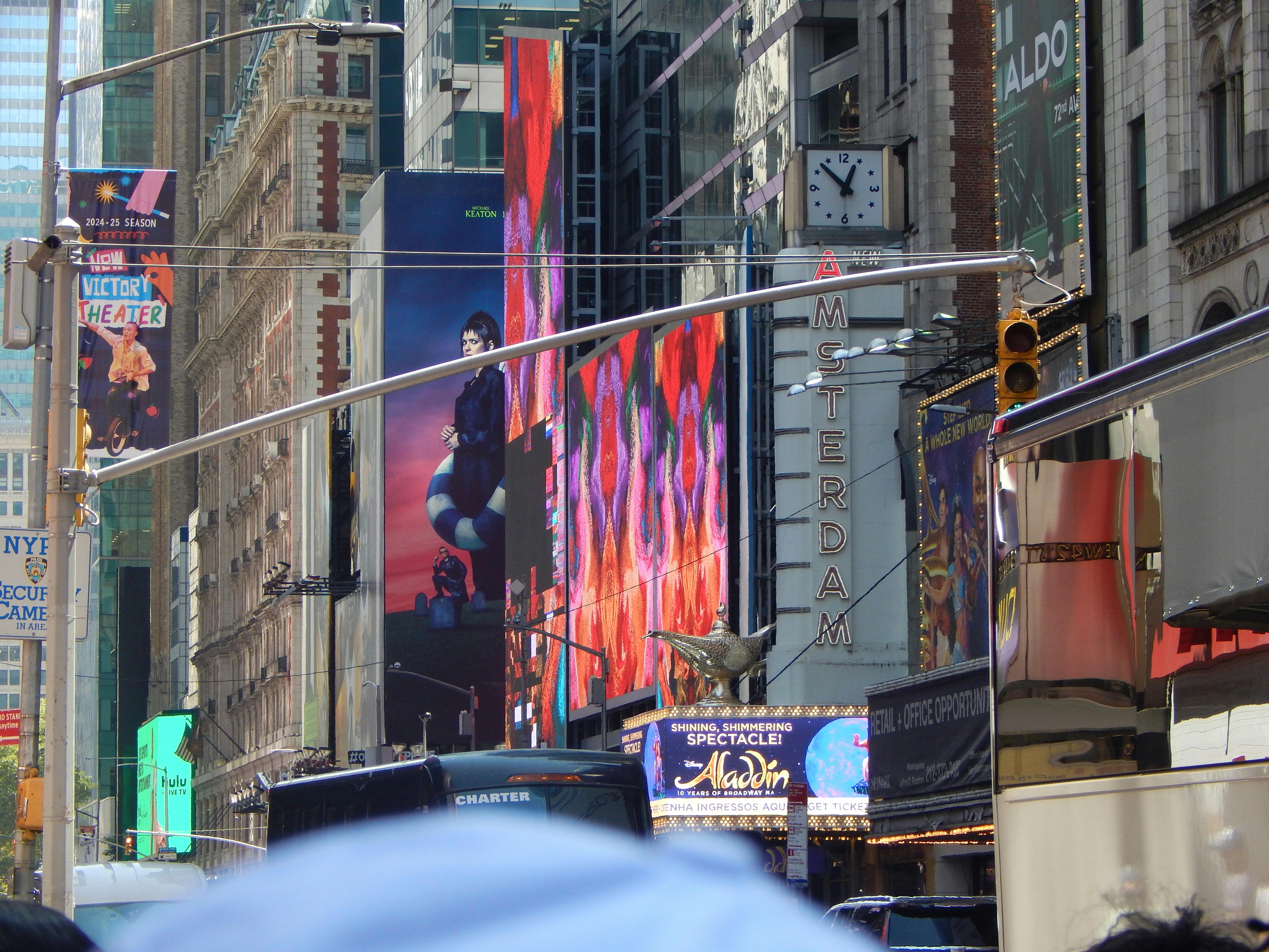Gratis Livlig utsikt over Times Square som viser Broadway-skilt og pulserende gateliv. Arkivbilde