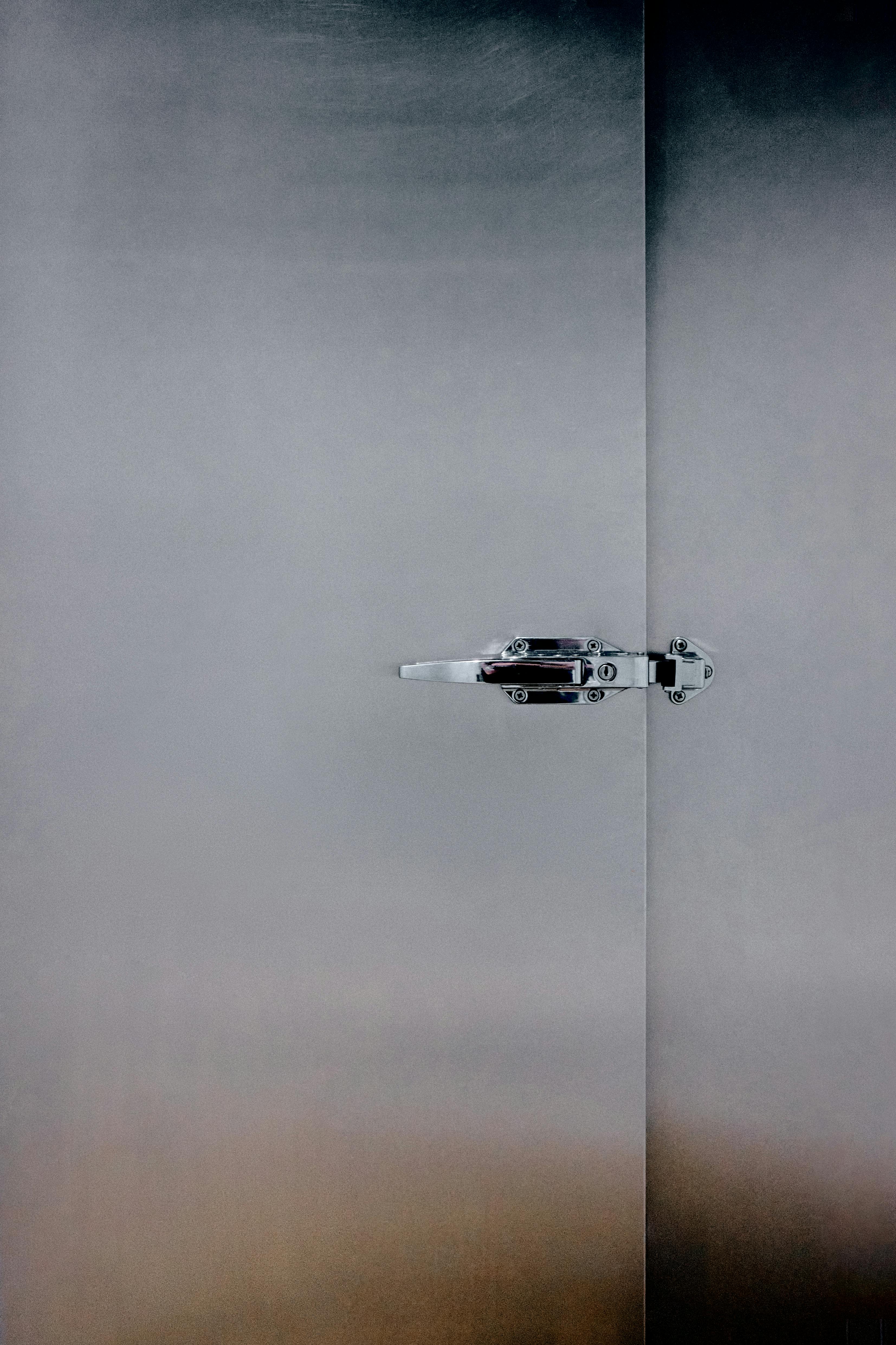 Zadarmo Detailný pohľad na kovovú dverovú západku s minimalistickým zložením, vhodný pre bezpečnostné motívy. Fotka z fotobanky