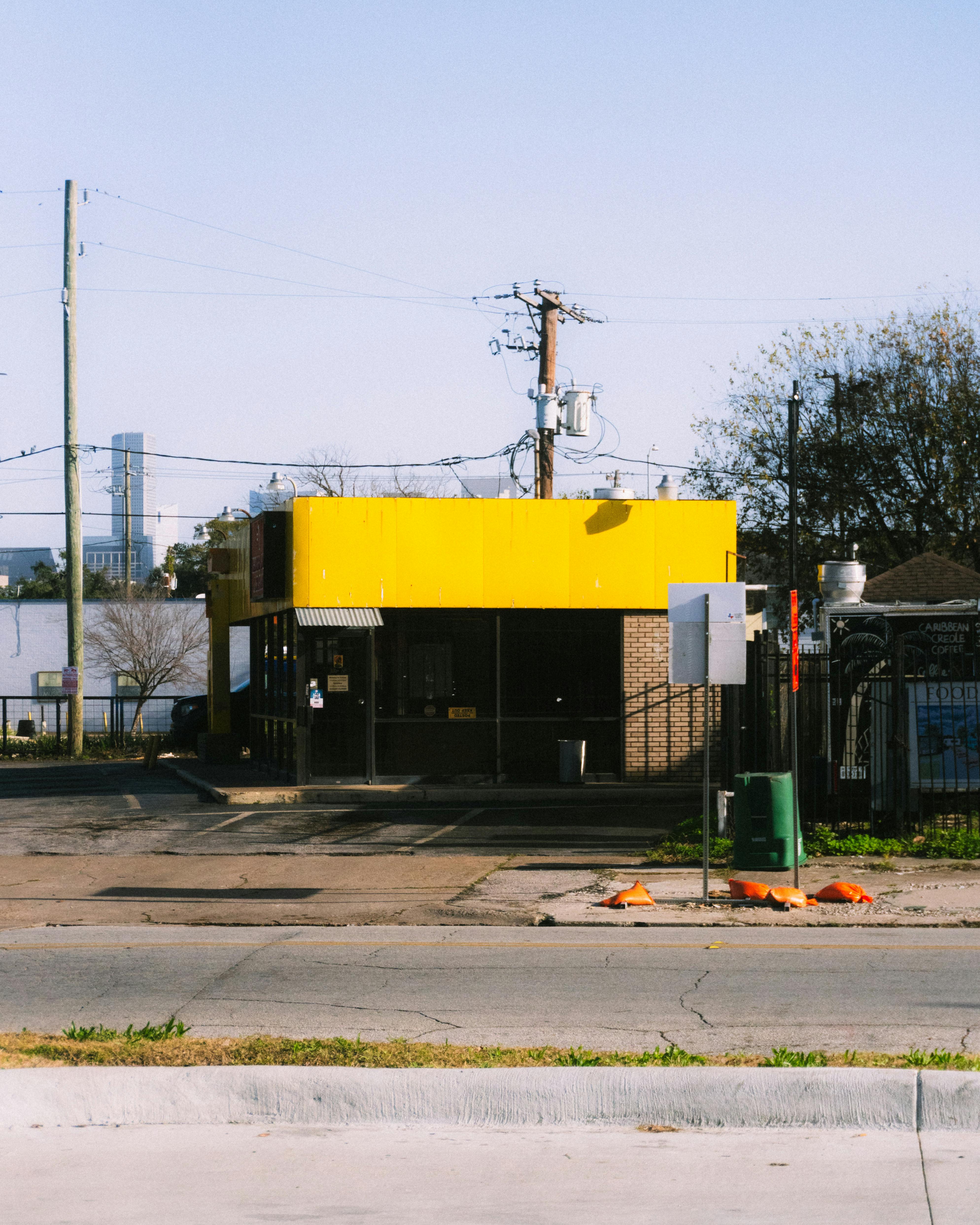 Miễn phí Một tòa nhà bỏ hoang có mái màu vàng ở khu đô thị Houston, Texas. Ảnh lưu trữ