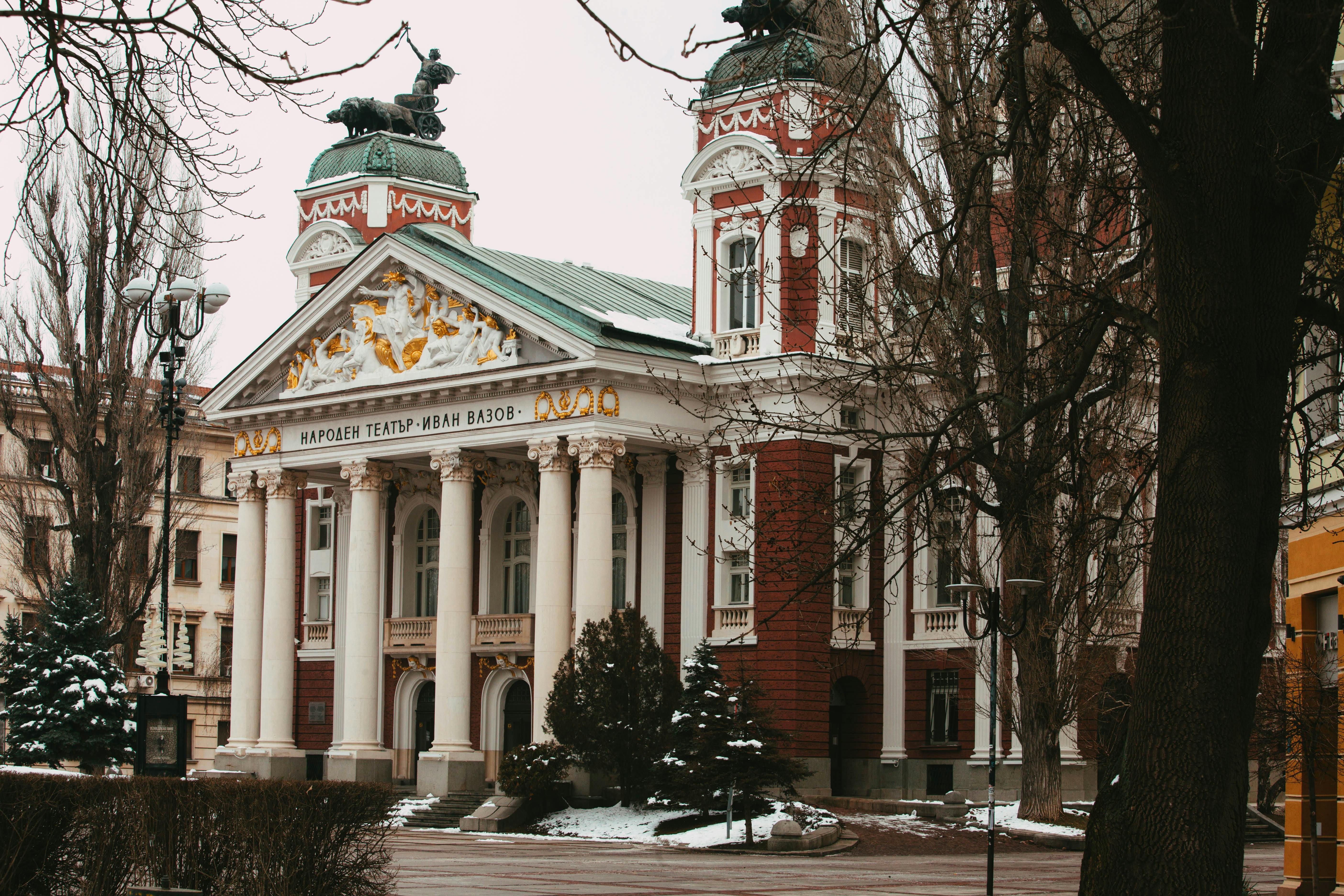 ฟรี ทัศนียภาพอันงดงามในฤดูหนาวของโรงละครแห่งชาติ Ivan Vazov ซึ่งเป็นสถานที่สำคัญทางวัฒนธรรมในโซเฟีย ประเทศบัลแกเรีย คลังภาพถ่าย