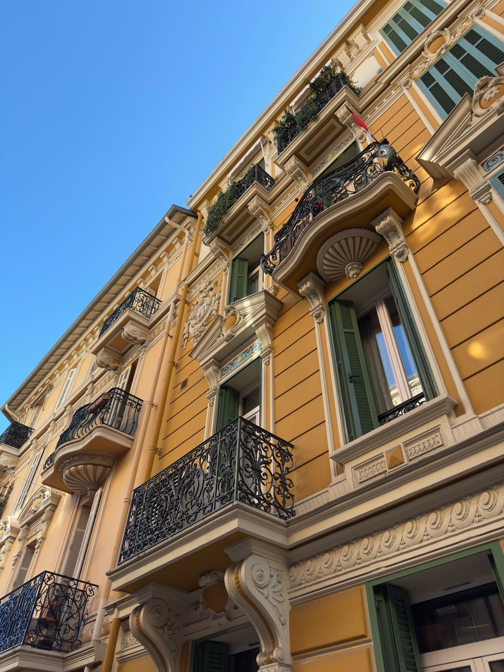 Arhitectură Belle Époque elegantă în Monaco, cu detalii ornamentale
