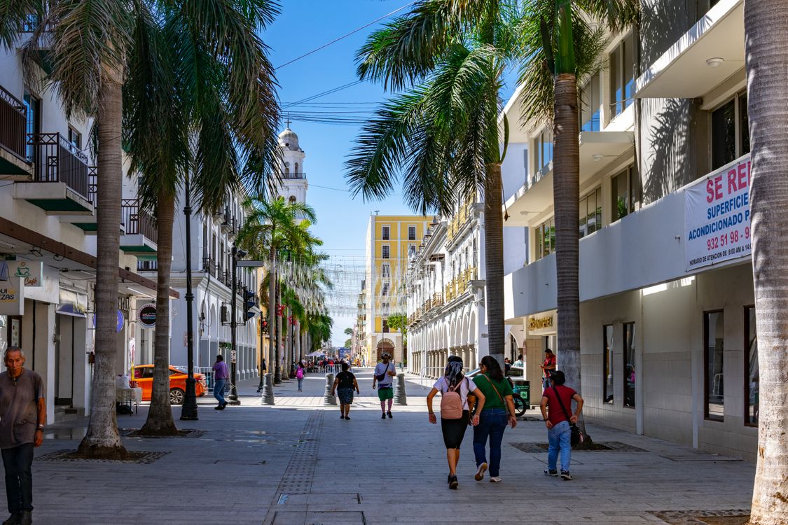 De franc Vista diürna del carrer a Veracruz, Mèxic, amb gent, palmeres i arquitectura colonial. Foto d'estoc